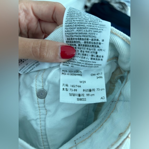 Levi’s 501 light wash cut-off denim shorts (29) - Picture 4 of 6